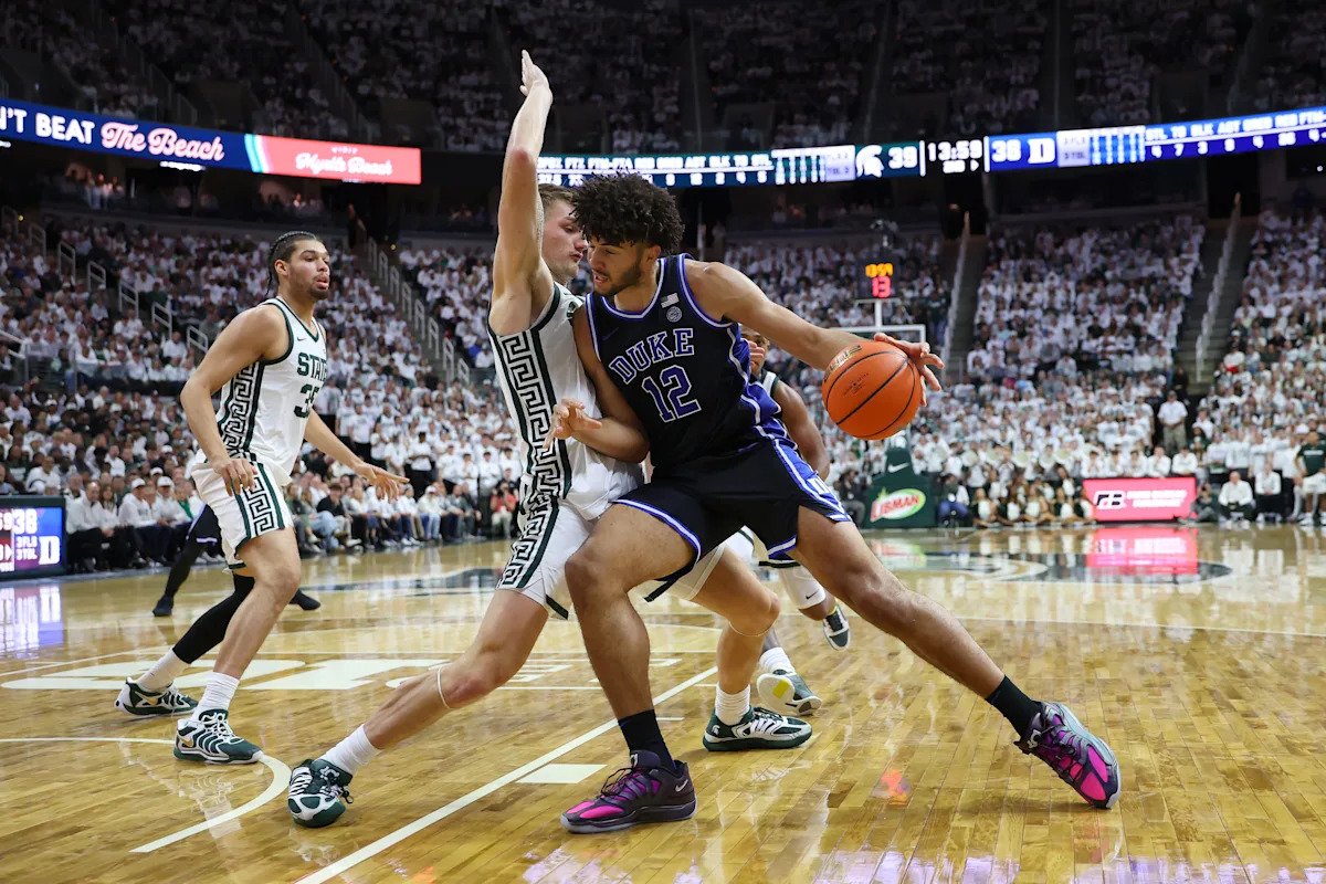 El No. 4 Duke supera al No. 7 Michigan State y permanece invicto después de ganar su tercer juego clasificado consecutivo.