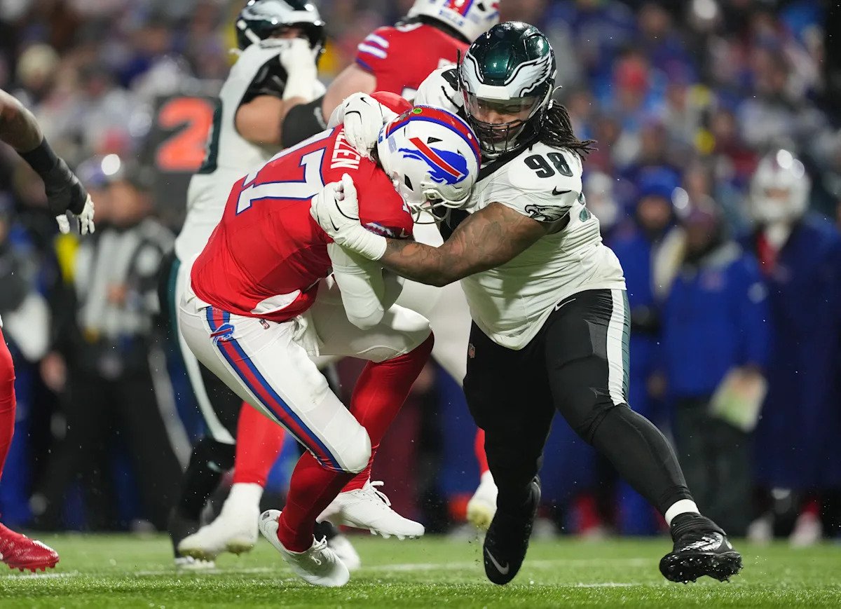 Los Eagles asfixiaron a los Bills, evitando la dramática remontada al final con una parada de conversión de 2 puntos y permitiendo a los Patriots hacerse con la AFC Este.