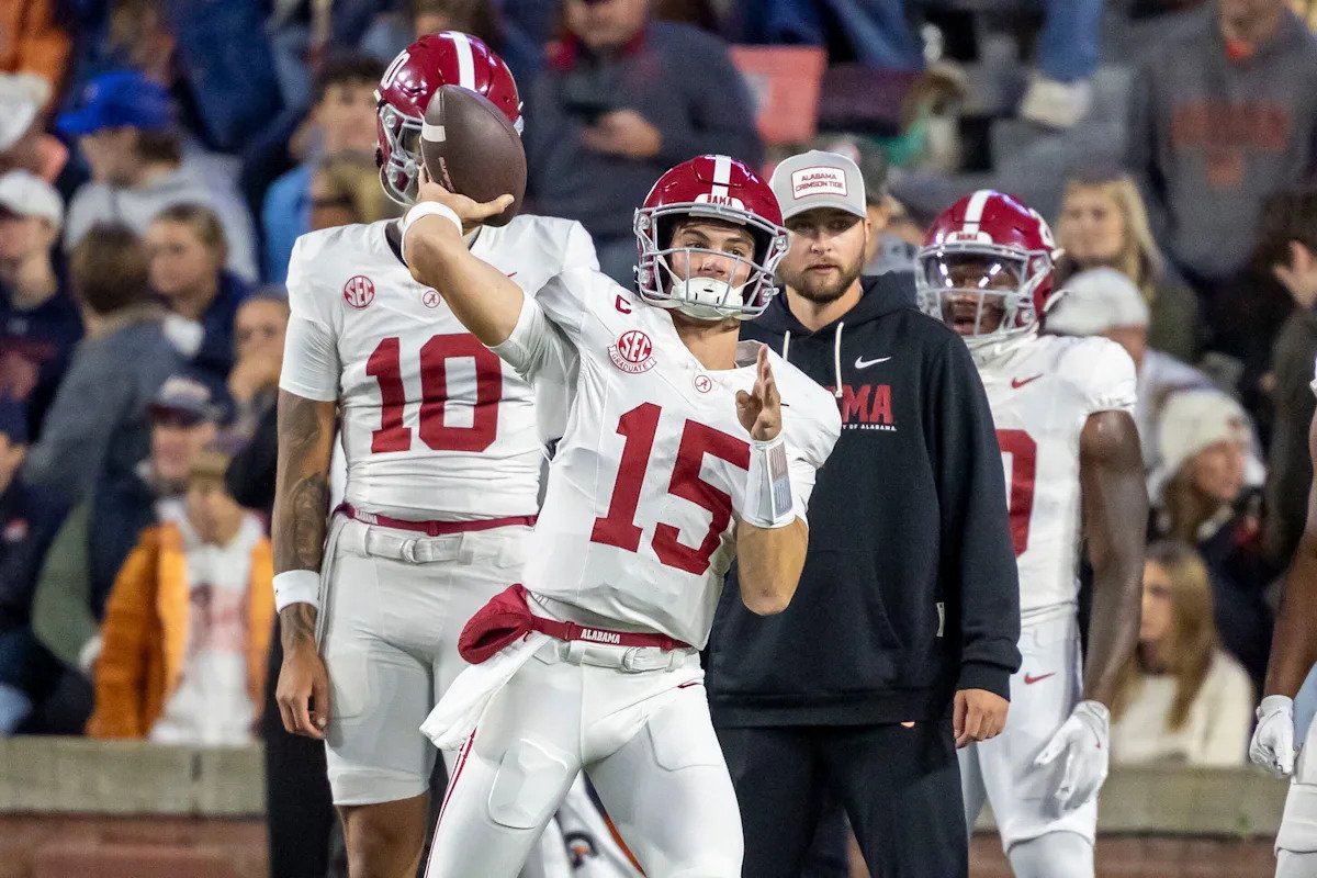 Apuestas, probabilidades y predicciones de fútbol americano universitario: 3 apuestas tempranas que puede hacer ahora, incluido un partido Alabama-Georgia