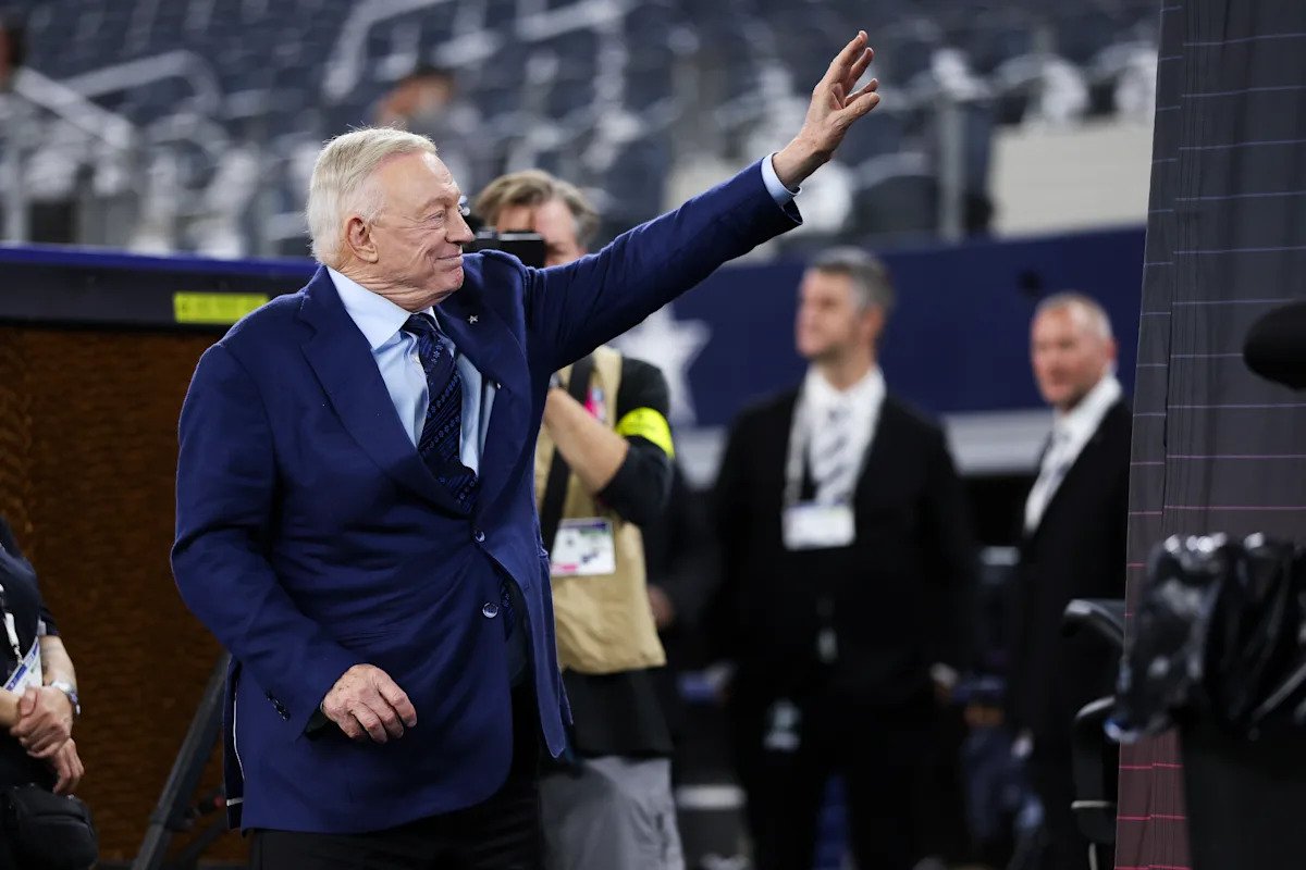 El propietario de los Cowboys, Jerry Jones, está tratando de convencer a los fanáticos sobre la construcción de una defensa costosa meses después de canjear a Micah Parsons.