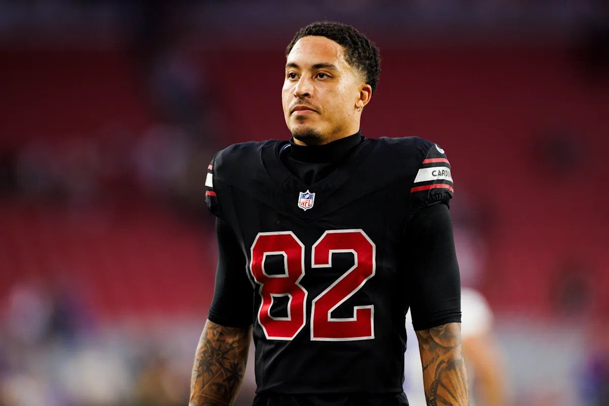 Andre Baccellia de los Cardinals levanta el pulgar luego de recibir un golpe en una devolución de patada de salida que lo dejó inmovilizado en una camilla y hospitalizado.