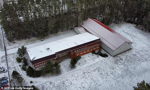 El espía “torturador” de la CIA arriesga su vida para revelar la verdad oculta sobre lugares secretos… nuevas y aterradoras armas que pueden usarse contra los AMERICANOS… y la “lista de asesinatos” semanal secreta de la agencia.