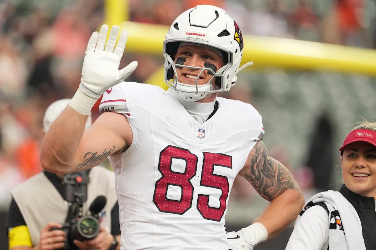 Trey McBride rompe el récord de la NFL de más recepciones en una sola temporada con la captura número 117 de un ala cerrada