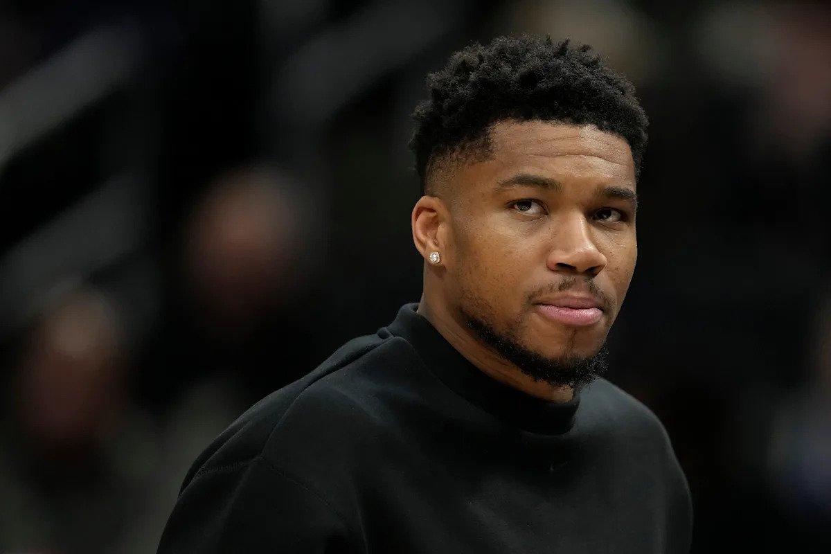 Giannis Antetokounmpo niega haber hablado con los Bucks sobre su futuro con el equipo, pero su agente podría ser una historia diferente