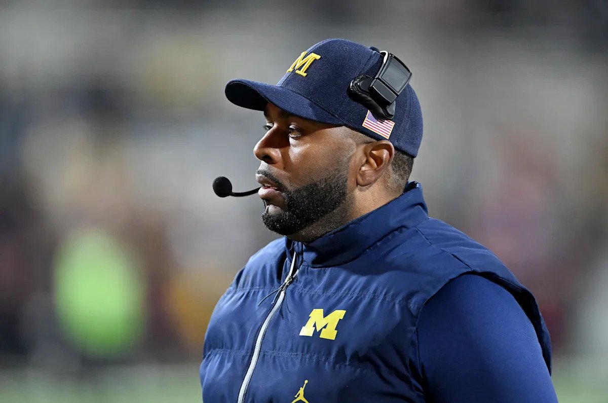 Sherrone Moore supuestamente tuvo interacciones desagradables en línea con mujeres durante años antes de ser despedida de Michigan.