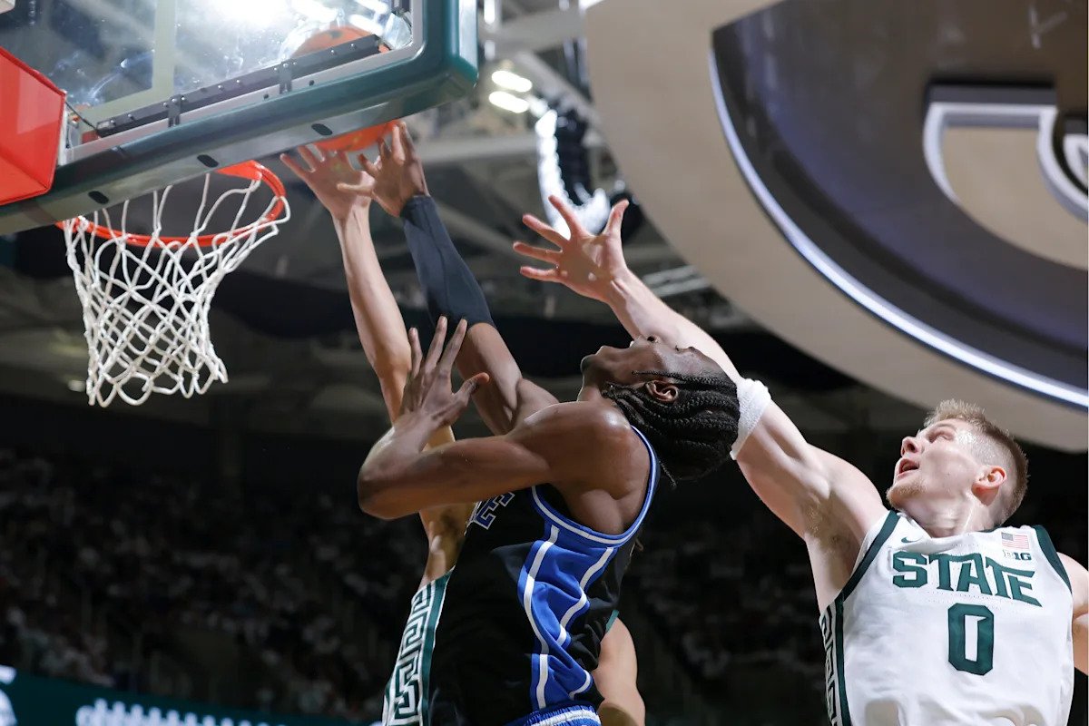 El No. 4 Duke supera al No. 7 Michigan State y permanece invicto después de ganar su tercer juego clasificado consecutivo.