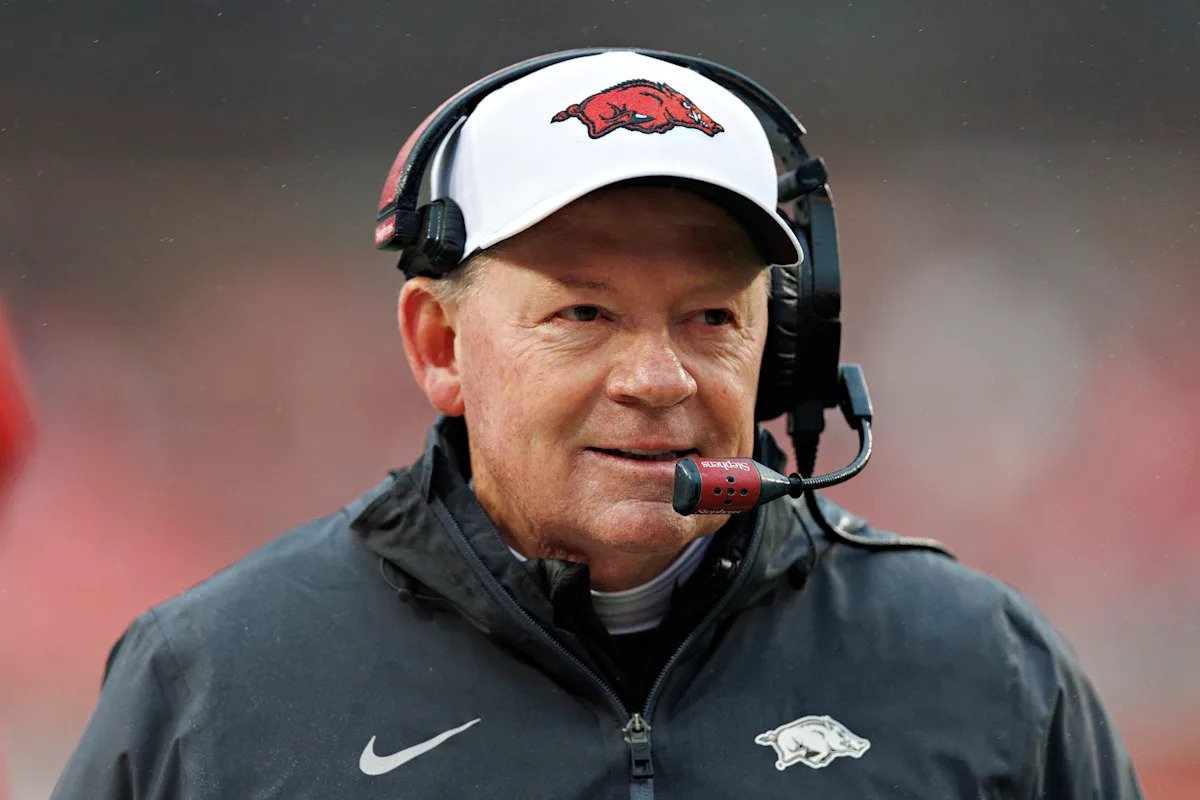 Se informa que el ex Arkansas, Louisville HC Bobby Petrino se unirá a Bill Belichick en la UNC como nuevo OC