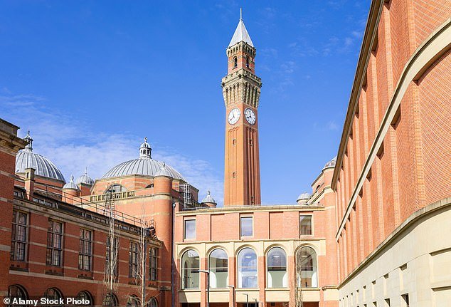 Una importante universidad británica presiona para eliminar los exámenes como parte de sus planes para “descolonizar” su escuela de negocios, porque “favorecen a los estudiantes blancos”