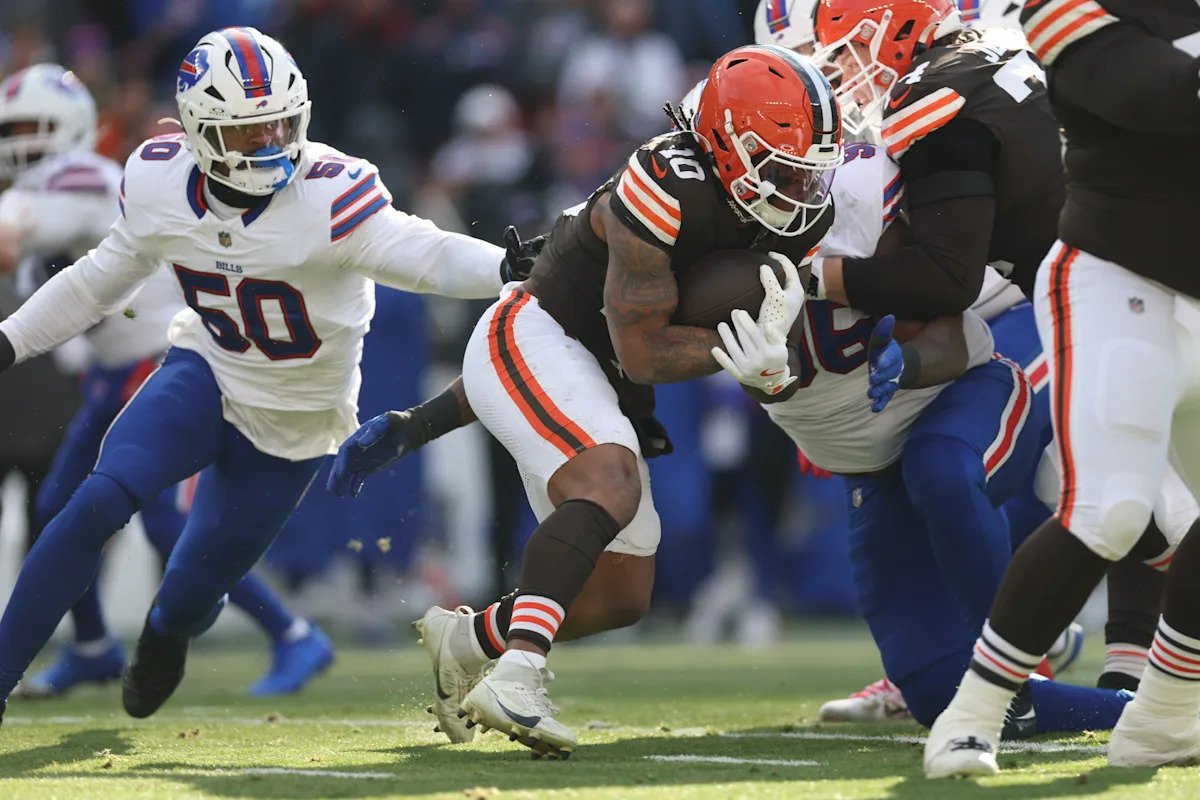 El RB de los Browns, Quinshon Judkins, abandona el campo en el carro contra los Bills, rápidamente marginado por una lesión en la parte inferior de la pierna.