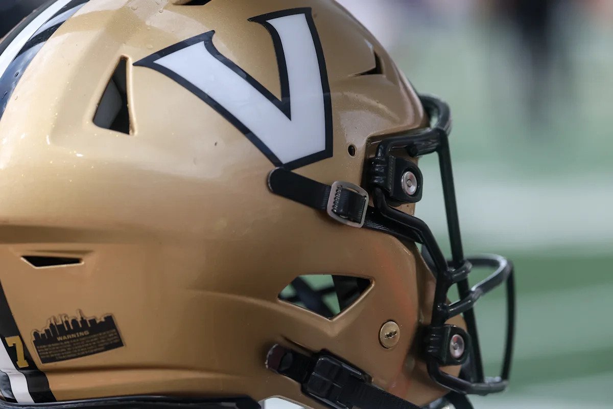 El mariscal de campo de 5 estrellas y comprometido con Georgia, Jared Curtis, dice que no ha hablado con los Bulldogs ni con Vanderbilt después de que se informó que se estaba transfiriendo a los Commodores.