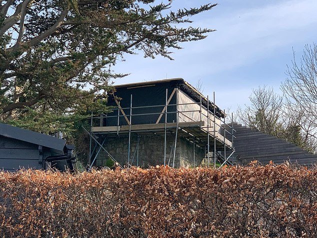 El propietario se niega a demoler una choza de 40 pies de altura en su jardín que parece la torre de vigilancia de un campo de prisioneros, y ahora también quiere agregar un balcón.