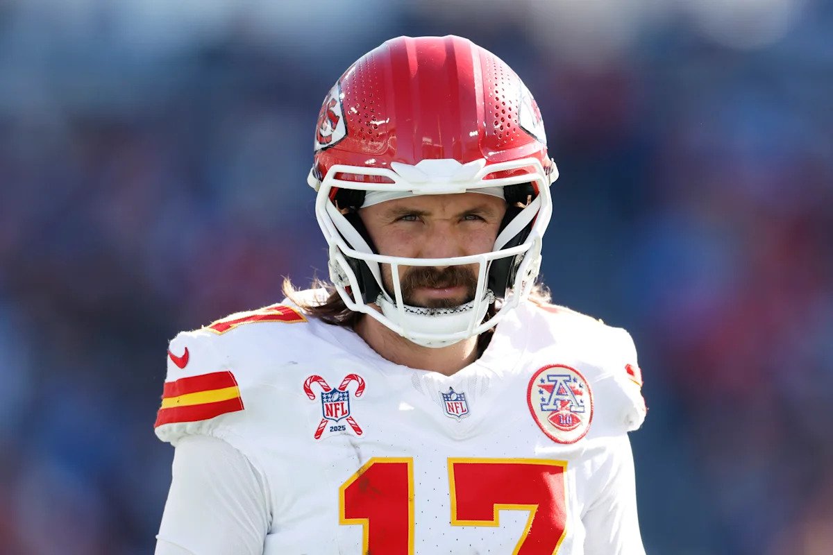 La deprimente lista navideña de la NFL empeora aún más con informes de que los Chiefs pueden quedarse con su tercer mariscal de campo contra los Broncos.