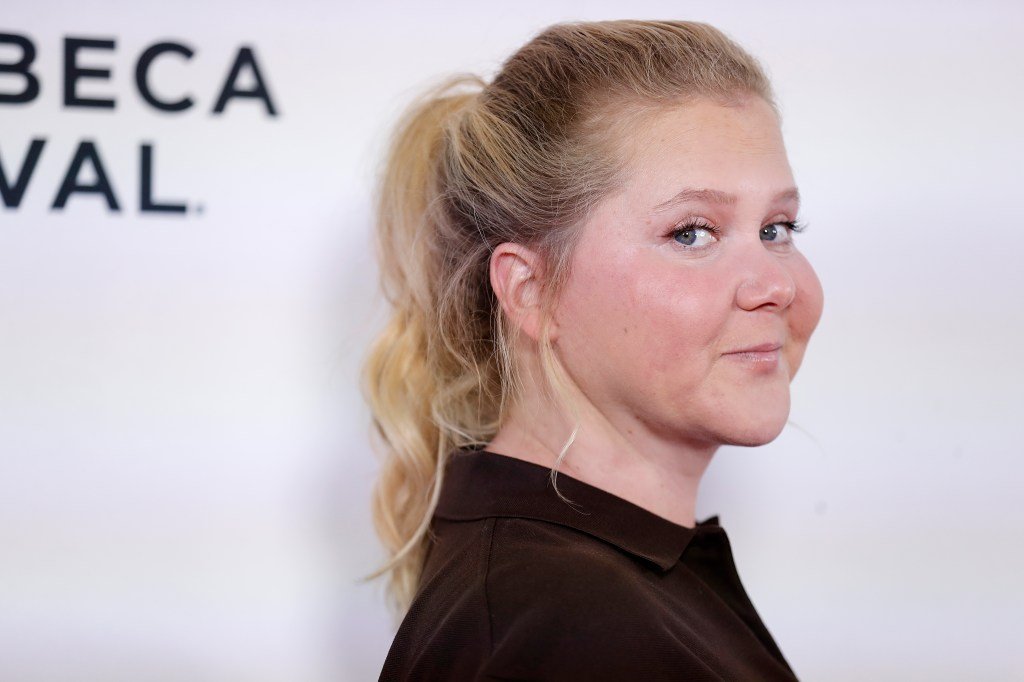 Amy Schumer se deshace de su anillo de bodas en nuevas fotos brillantes de adelgazamiento