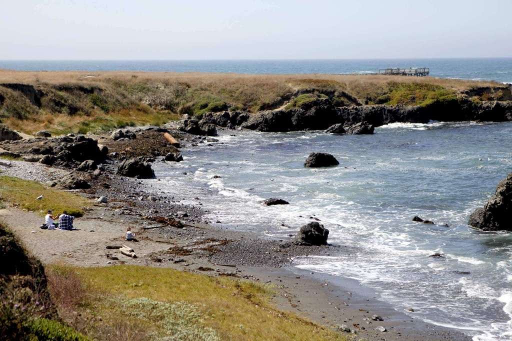 Una anciana muere tras ser golpeada por una ola en una playa del condado de Mendocino.