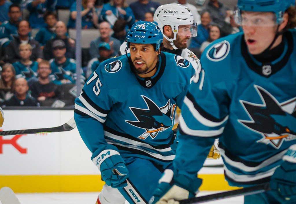 El delantero de los San Jose Sharks, Ryan Reaves, regresa a Toronto después de separarse de los Maple Leafs