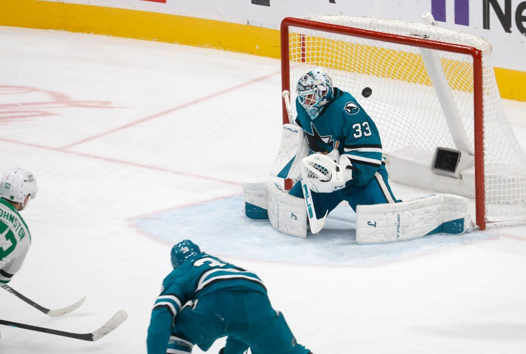 El error de Alex Nedeljkovic provocó una costosa derrota de los San Jose Sharks ante los Dallas Stars