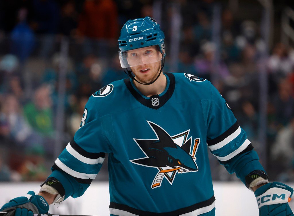 John Klingberg de los San Jose Sharks recibe el aliento de Joe Pavelski