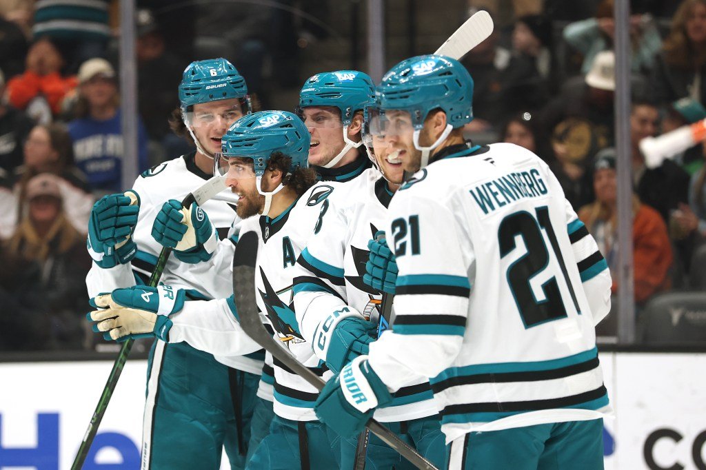 Los San Jose Sharks vencieron a los Anaheim Ducks mientras Macklin Celebrini refuerza su candidatura olímpica