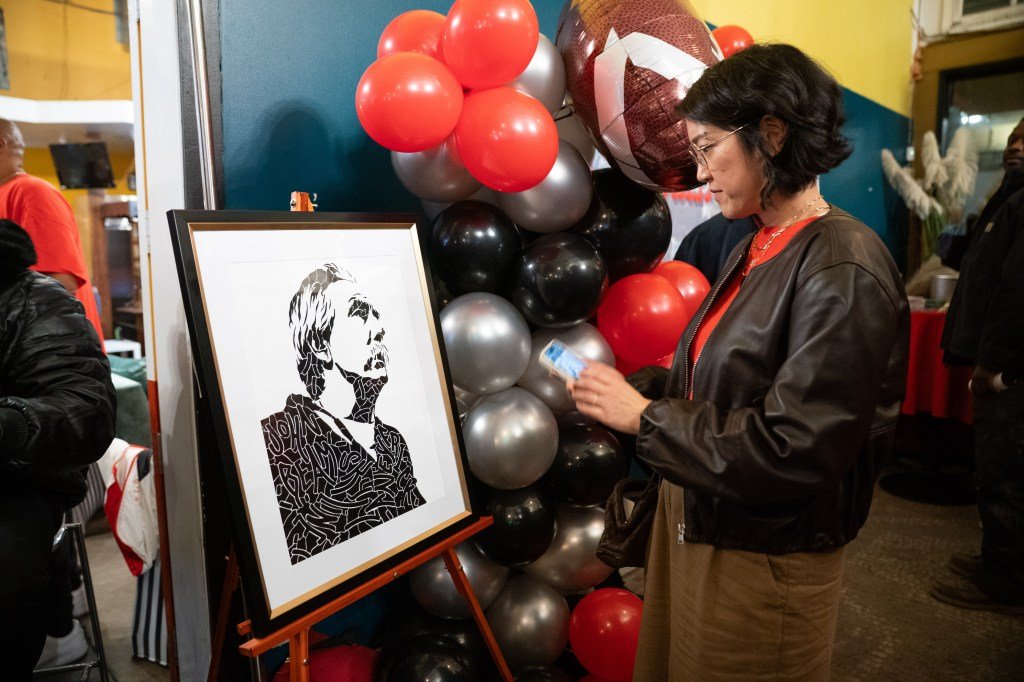 El monumento conmemorativo del entrenador de Laney College, John Beam, refleja el rico espíritu de Oakland
