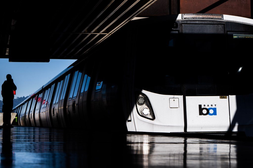 Un hombre muere tras ser atropellado por un tren cerca de la estación BART de Oakland – The Mercury News