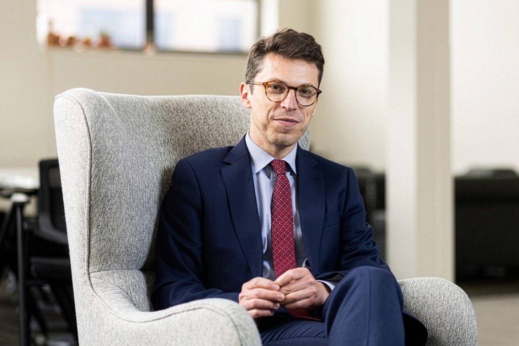 Profesor del MIT asesinado a tiros en su casa; La policía busca al sospechoso – The Mercury News