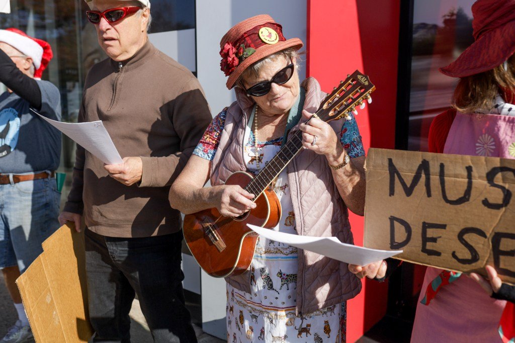 Las enojadas abuelas del Área de la Bahía protestan más fuerte que nunca