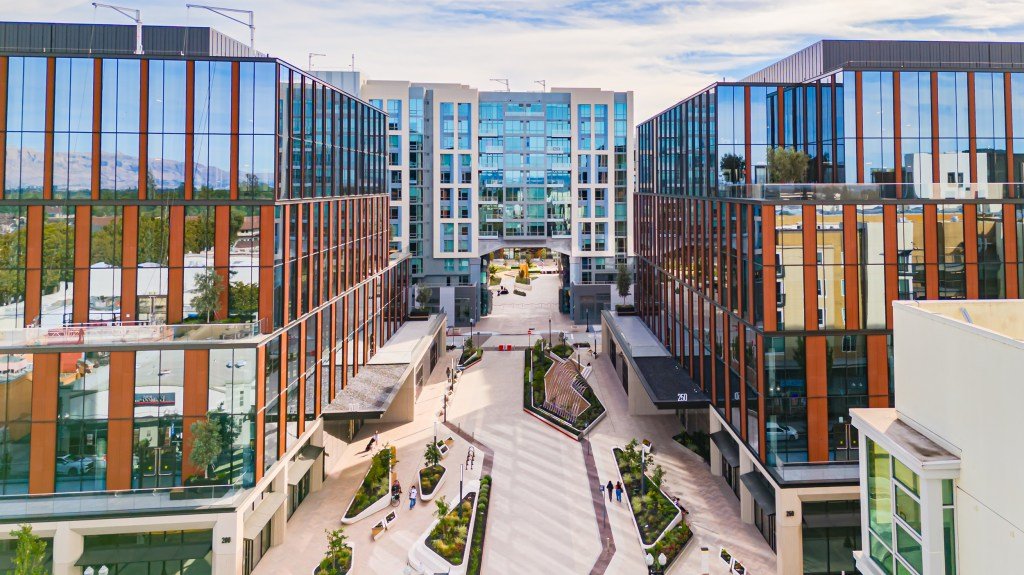 Dos grandes edificios de oficinas en el centro de Sunnyvale ahora están completamente ocupados