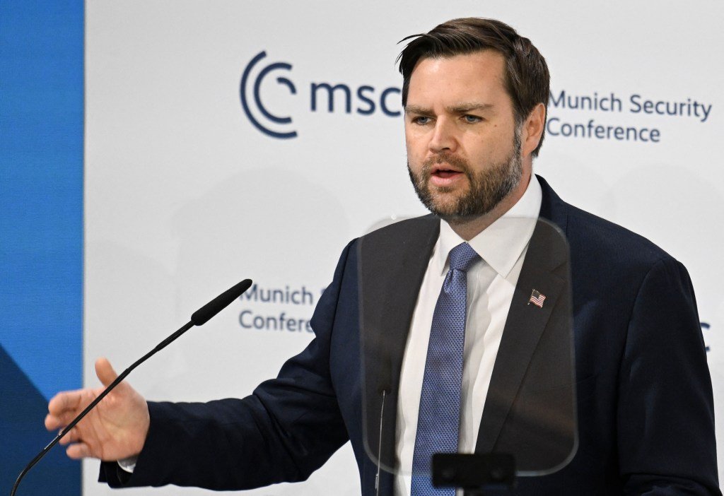 Europa sostiene la parpadeante antorcha de la democracia. Estados Unidos está presionando para eliminarlo.