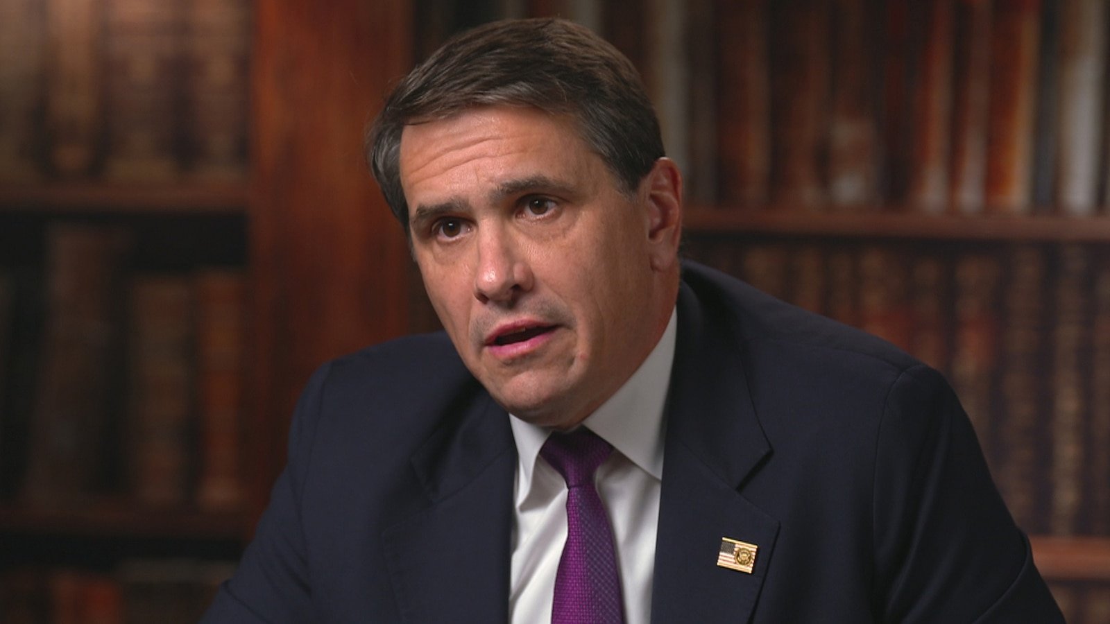 Un alto funcionario del Departamento de Justicia niega que haya algún esfuerzo por eliminar las menciones al presidente Trump de los archivos de Epstein.