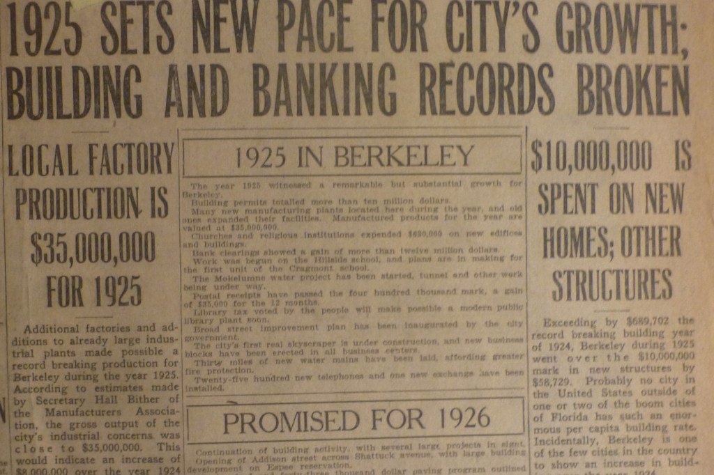 En la víspera de Año Nuevo de 1925, las calles de la ciudad están en su mayor parte tranquilas.