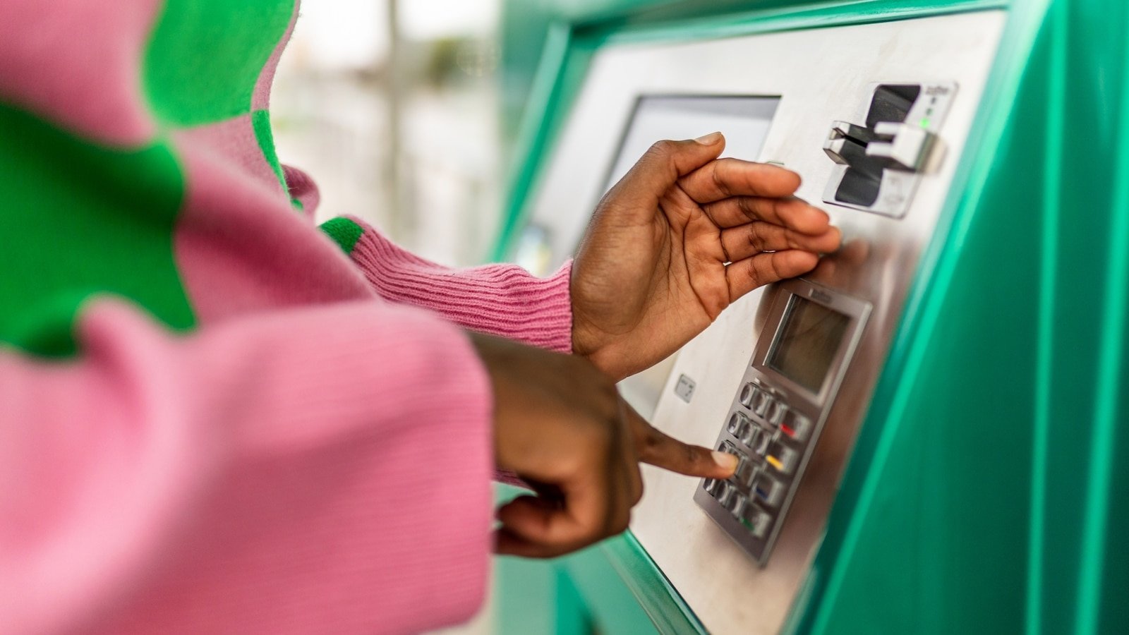 Según el FBI, los estafadores robaron 333 millones de dólares mediante fraude en cajeros automáticos de Bitcoin en 2025