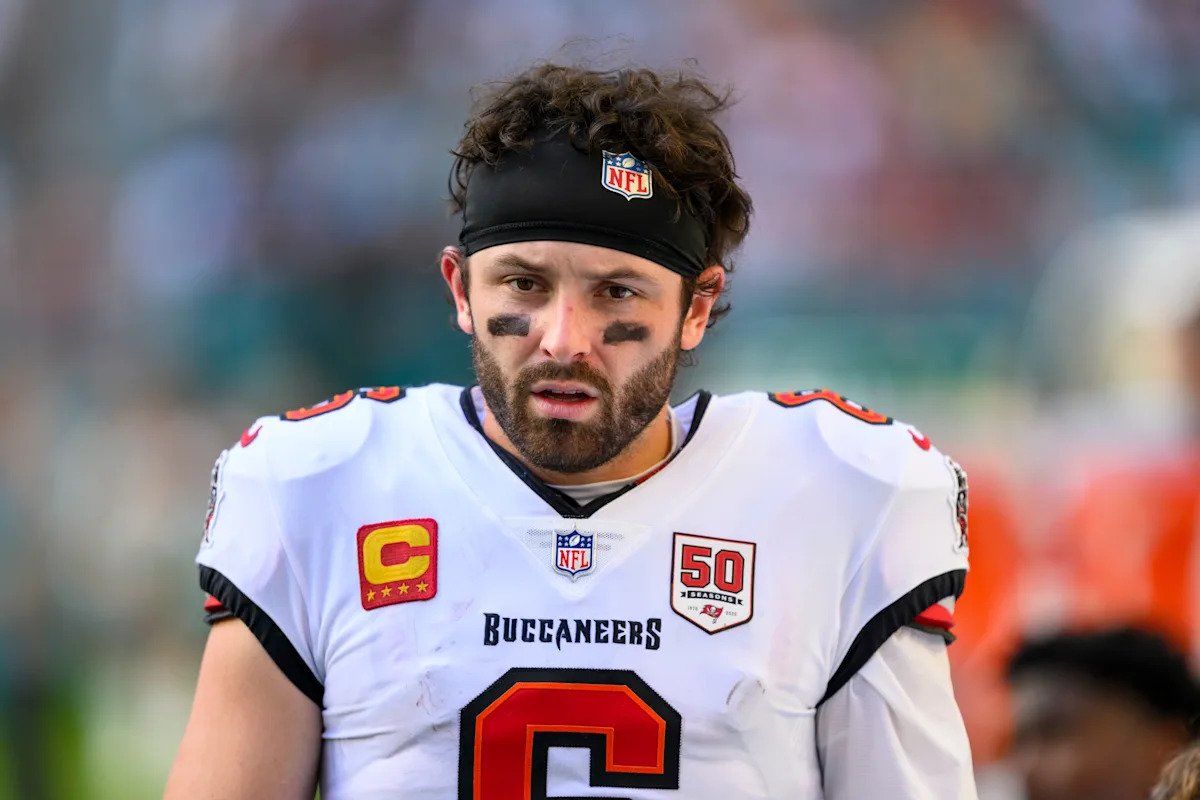 El mariscal de campo de los Bucs, Baker Mayfield, está luchando contra lesiones en el hombro derecho y la rodilla antes del enfrentamiento de alto perfil contra los Panthers.