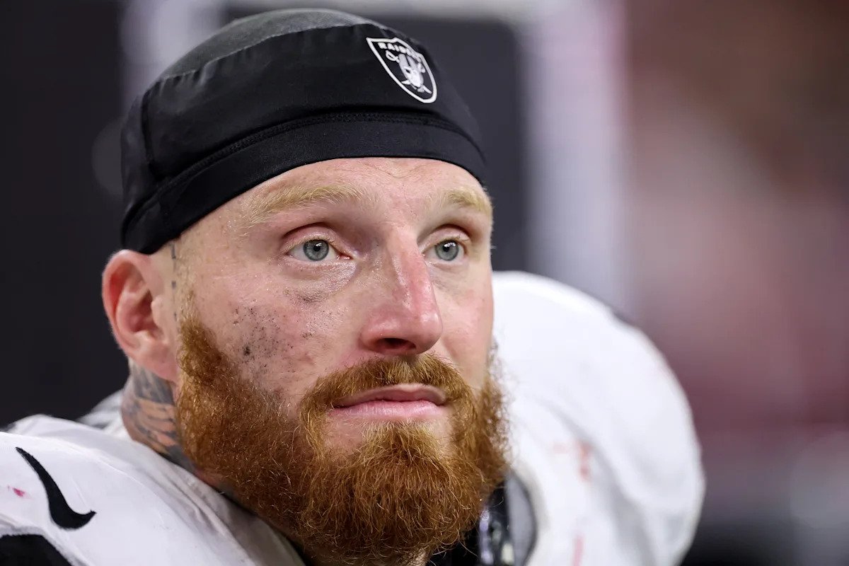 Maxx Crosby juega baloncesto y publica fotos en trampolín después de que los Raiders lo sacaron del juego por una lesión en la rodilla