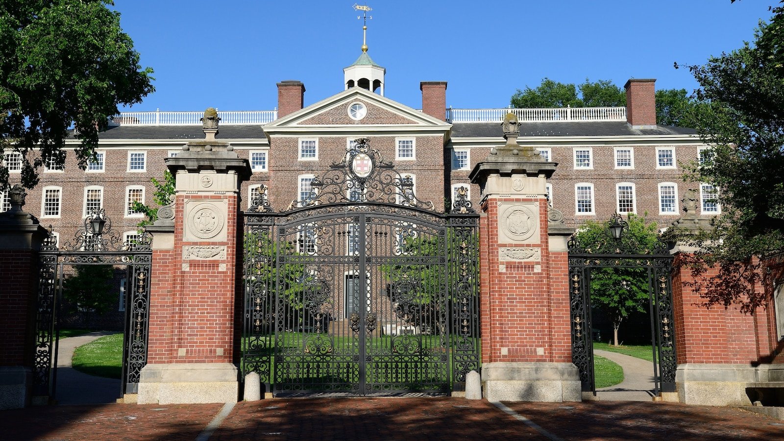 Se ha informado de un tirador activo en el campus, según la Universidad de Brown