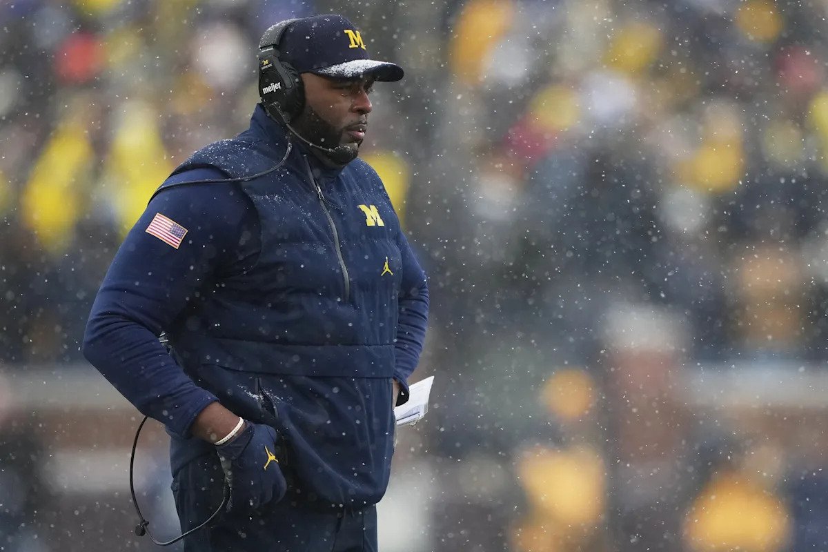 Michigan supuestamente despedirá al entrenador de fútbol Sherrone Moore por una causa justificada después de dos temporadas