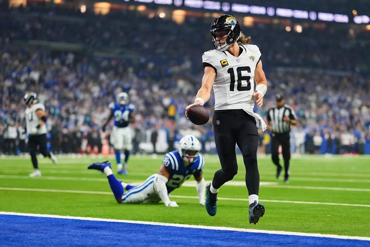 Trevor Lawrence y los Jaguars superan a los Colts para mantener vivas sus esperanzas del título de la AFC Sur y del primer puesto.