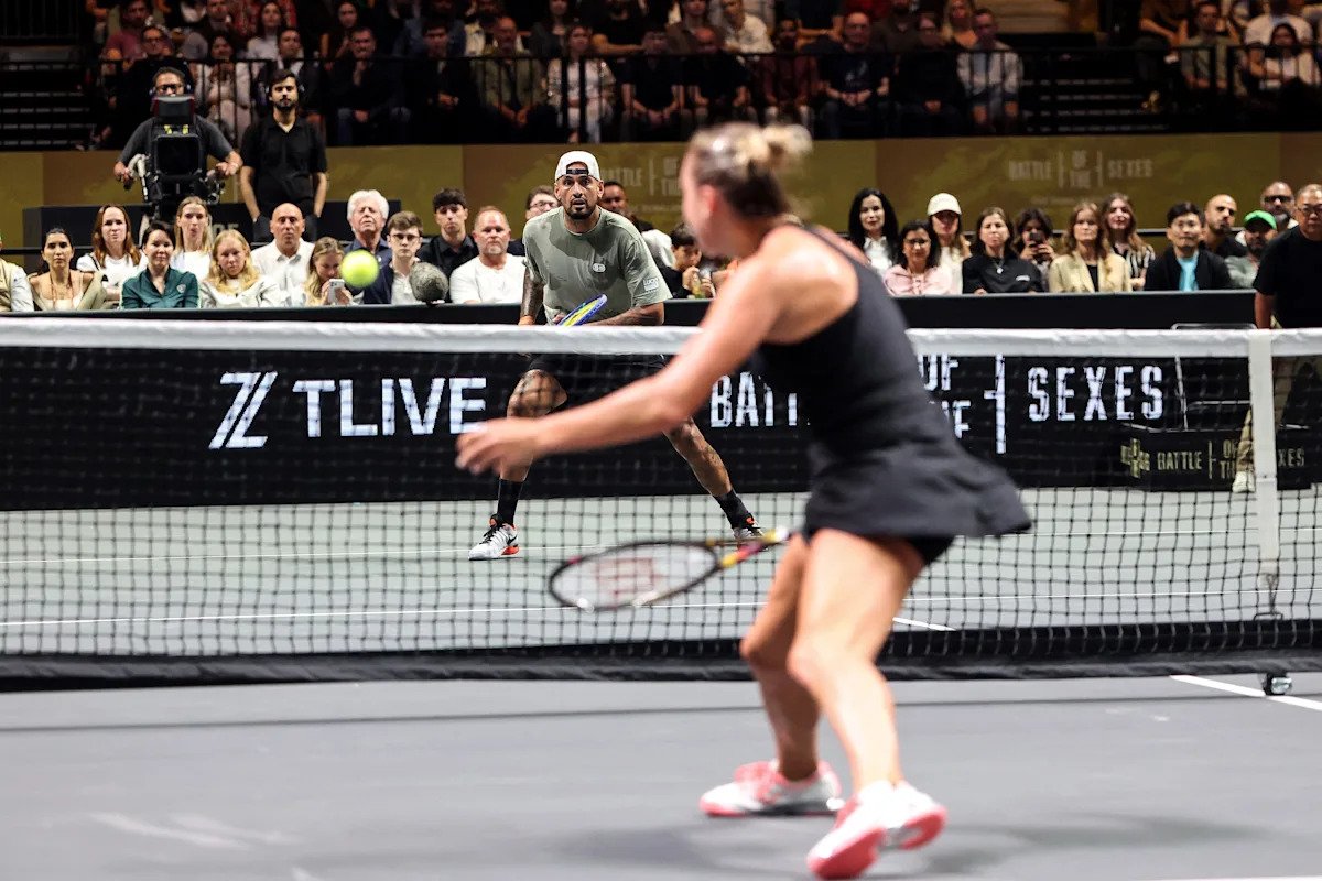 Batalla de sexos: Nick Kyrgios gana en sets seguidos a Aryna Sabalenka.