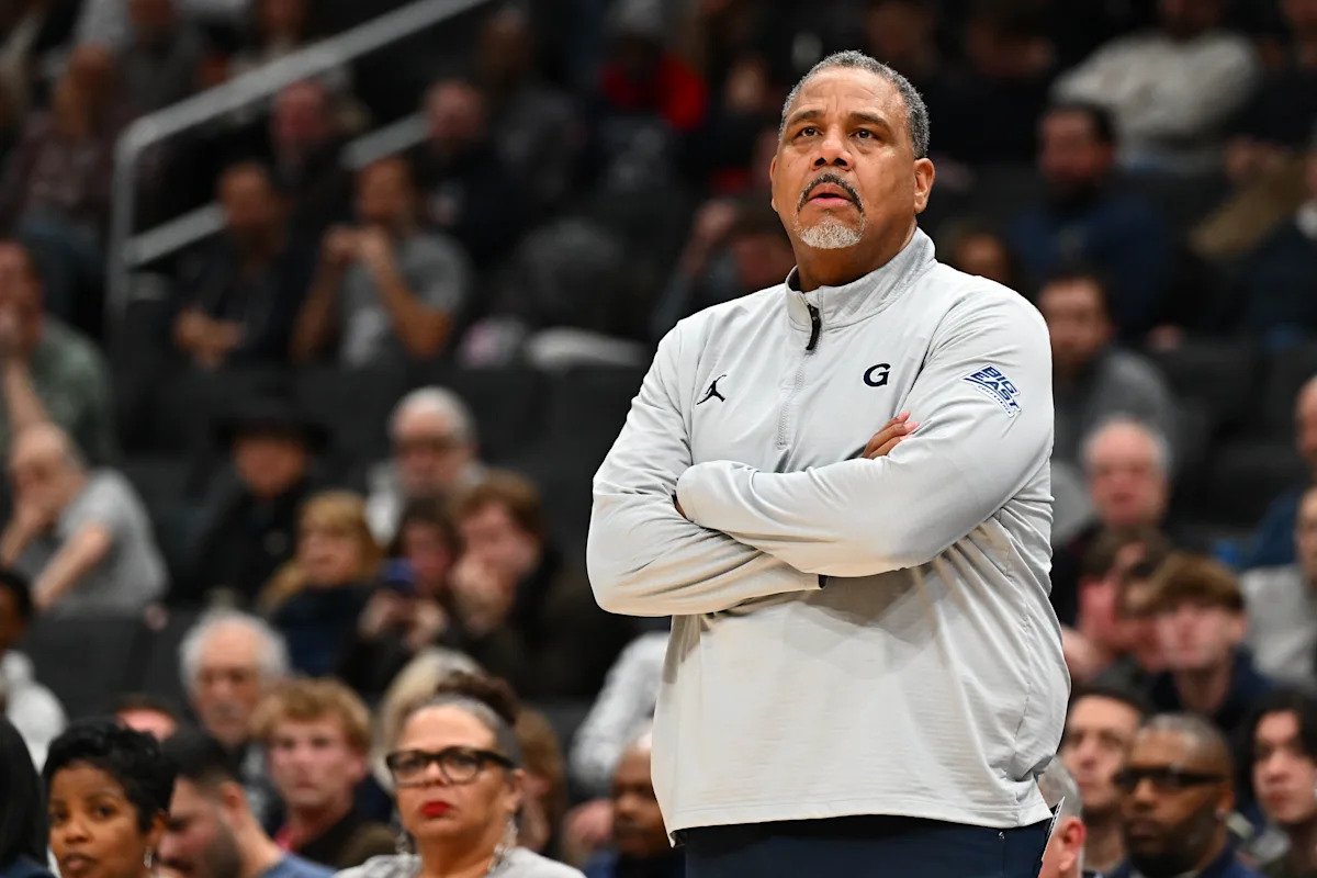 El entrenador de Georgetown, Ed Cooley, fue suspendido un juego por arrojar una botella de agua a un niño pequeño después de la derrota ante Xavier.