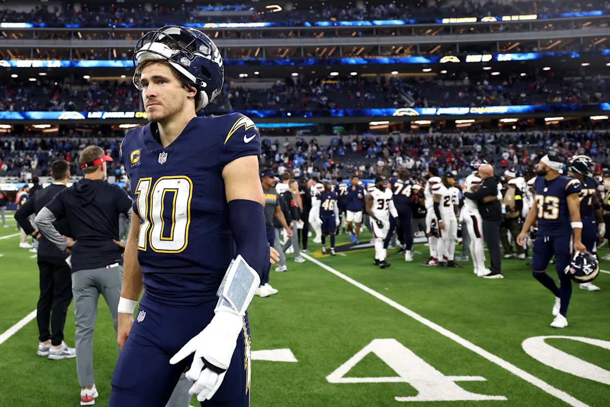 Los Chargers le dan un descanso a Justin Herbert en la Semana 18, dándole un gran descanso al equipo de los Broncos clasificado No. 1 en la AFC.