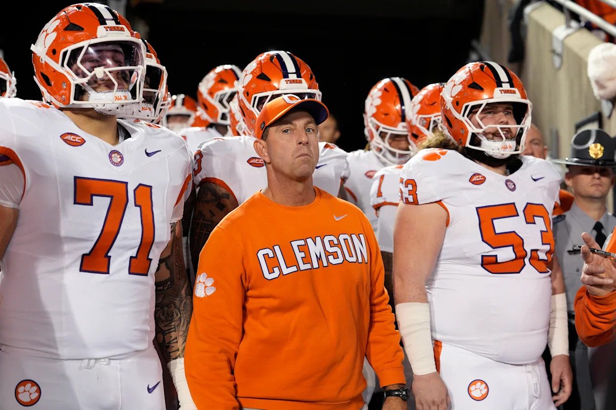 Si bien algunos entrenadores universitarios se han adaptado a la nueva era, otros todavía están estancados en el pasado.