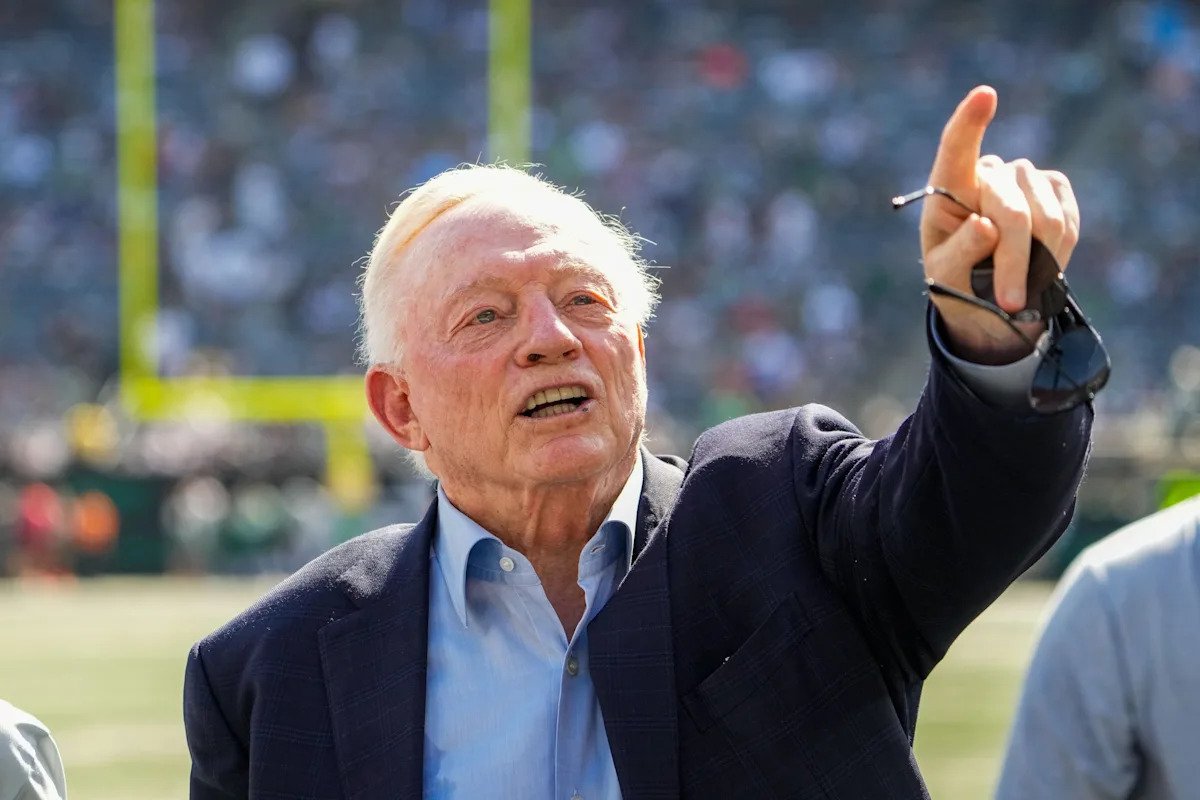 Con sus esperanzas de playoffs frustradas, Jerry Jones de los Cowboys ahora enfrenta decisiones a largo plazo que definirán la franquicia.