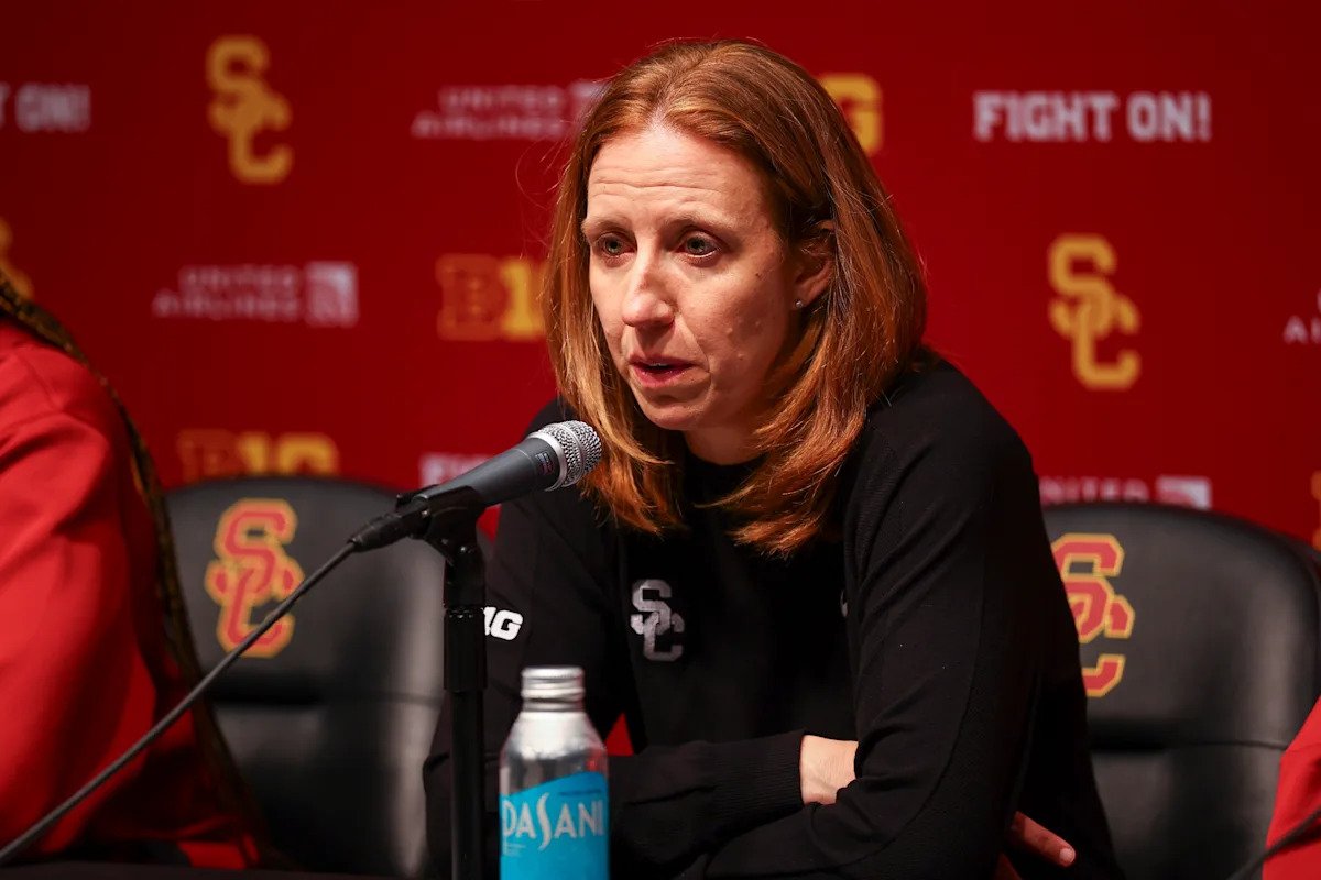 La entrenadora femenina de la USC, Lindsay Gottlieb, sobre el tiroteo masivo en la Universidad de Brown: “Somos el único país que vive así”