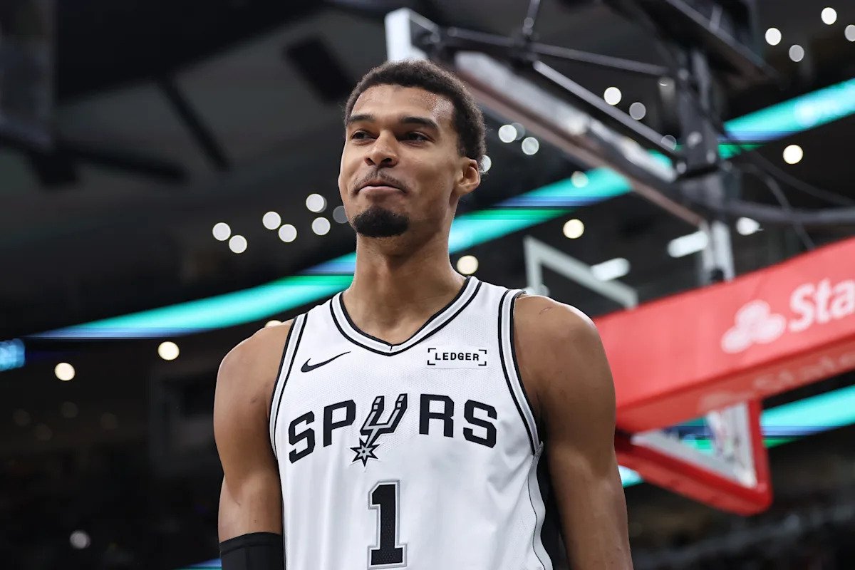 Victor Wembanyama mete el balón en el reloj de lanzamiento, convirtiéndose en el tercer jugador de la NBA en registrar un bloqueo en 100 partidos consecutivos.