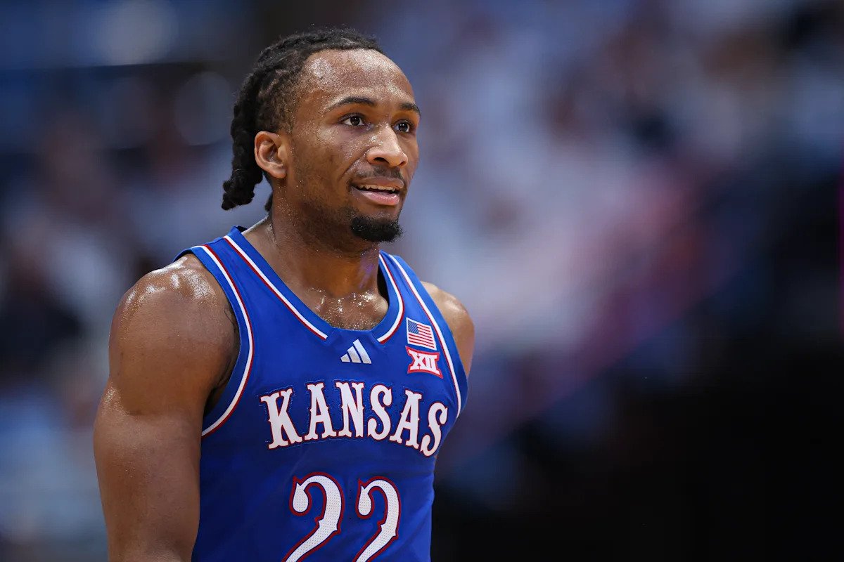 Darryn Peterson de Kansas no jugará contra el No. 5 UConn y se perderá un séptimo partido consecutivo por una lesión en el tendón de la corva