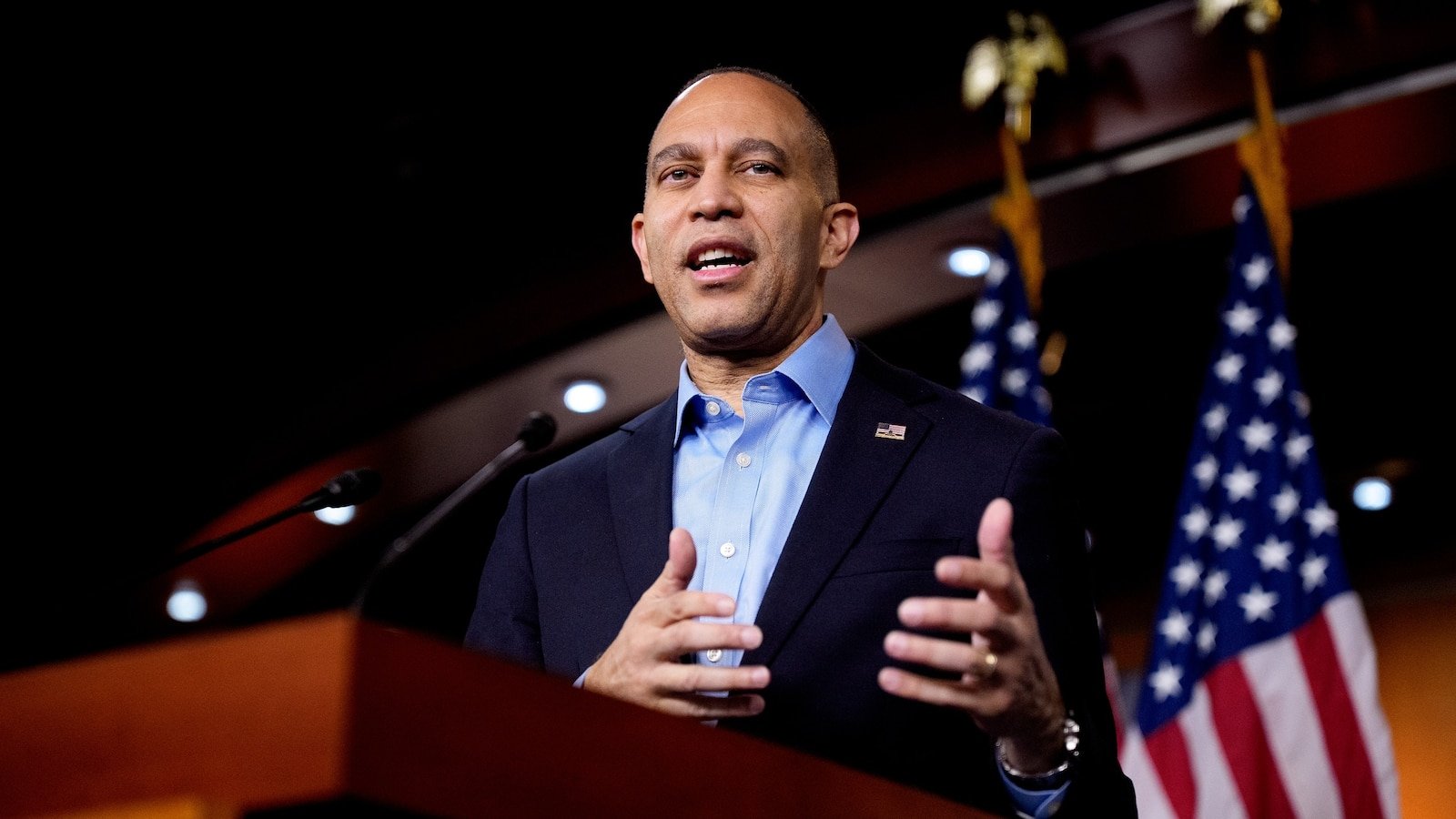 Jeffries: la publicación de los archivos de Epstein por parte del Departamento de Justicia es “inadecuada” y “no cumple con los requisitos legales”