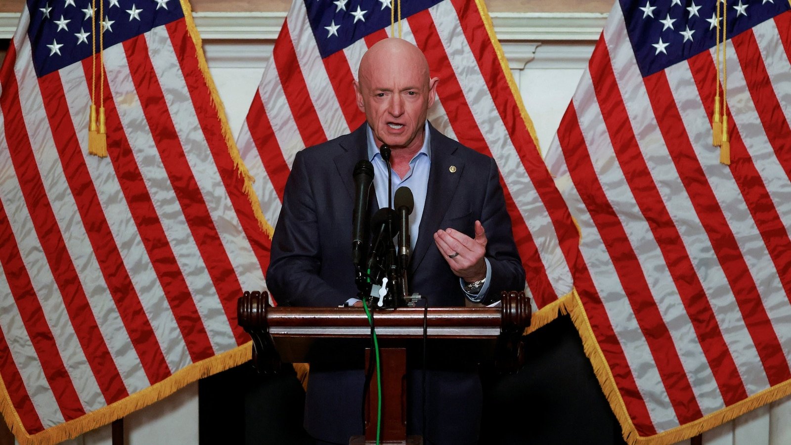 El senador Kelly critica a Trump, pide una investigación sobre los ataques en el Caribe y una declaración de Hegseth