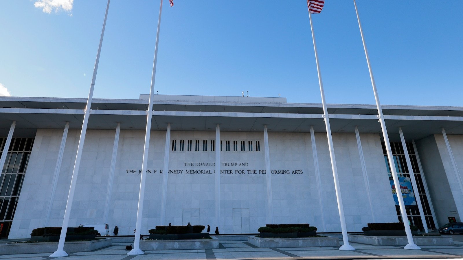 La representante demócrata Joyce Beatty presenta una demanda para eliminar el nombre de Trump del Kennedy Center