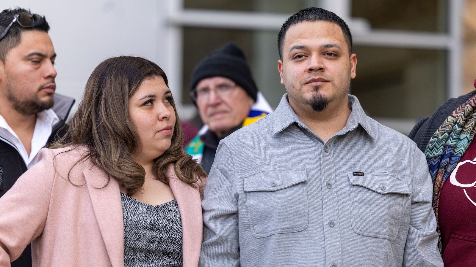 El juez dice que los documentos sugieren que altos funcionarios del Departamento de Justicia pueden haber presionado para procesar a Kilmar Abrego García después de que fue deportado injustamente.