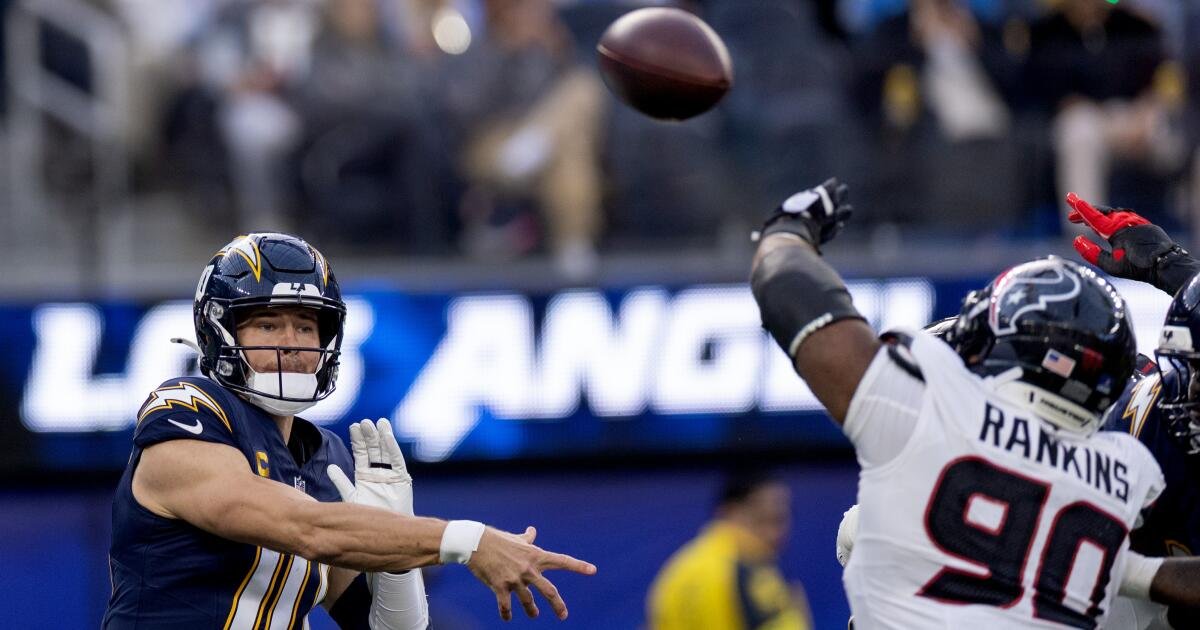 Las esperanzas de los Chargers por el título de la AFC Oeste se desvanecieron con una derrota ante los Houston Texans.