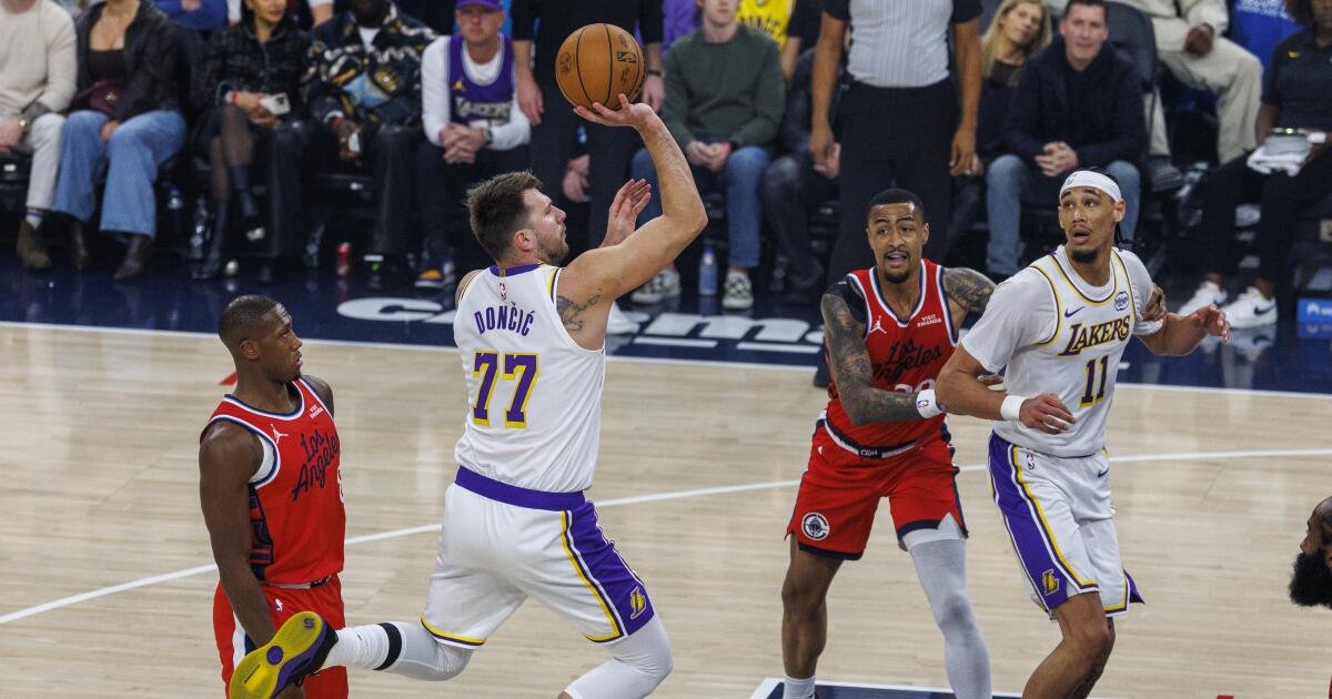 La estrella de los Lakers, Luka Doncic, sufre una lesión en la pierna ante los Clippers